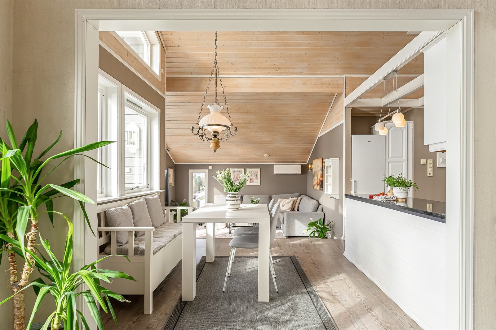 Stuen er delt i i flere soner med god plass til flere sofagrupper og spisestue. Galleribilde