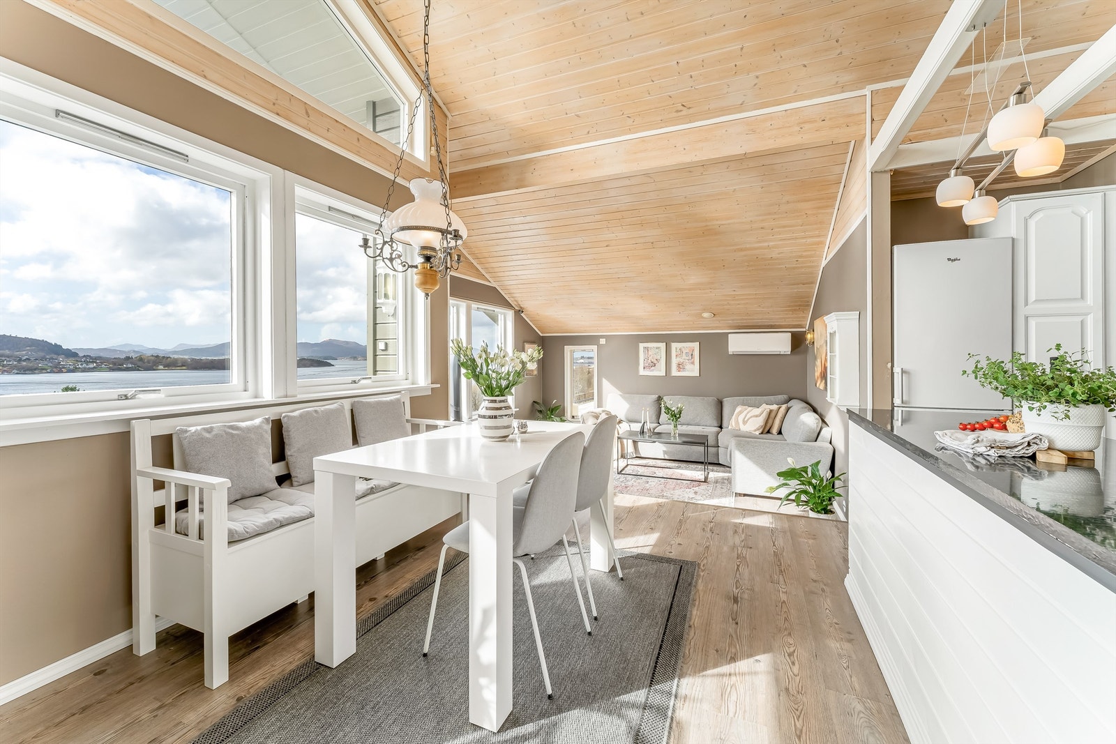 Stor og fin stue med åpen løsning til kjøkken. Galleribilde