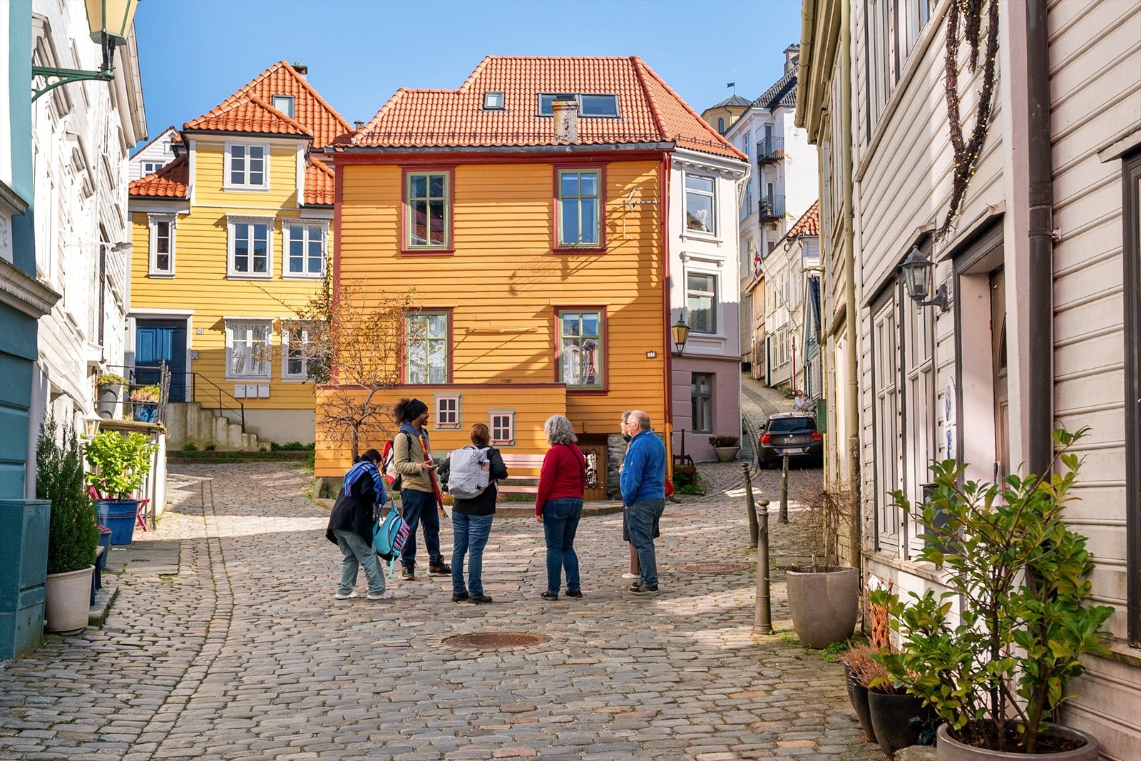 Det er gode parkeringsmuligheter, med ladestasjon i nærheten og mulighet for leie i Klostergarasjen. Galleribilde