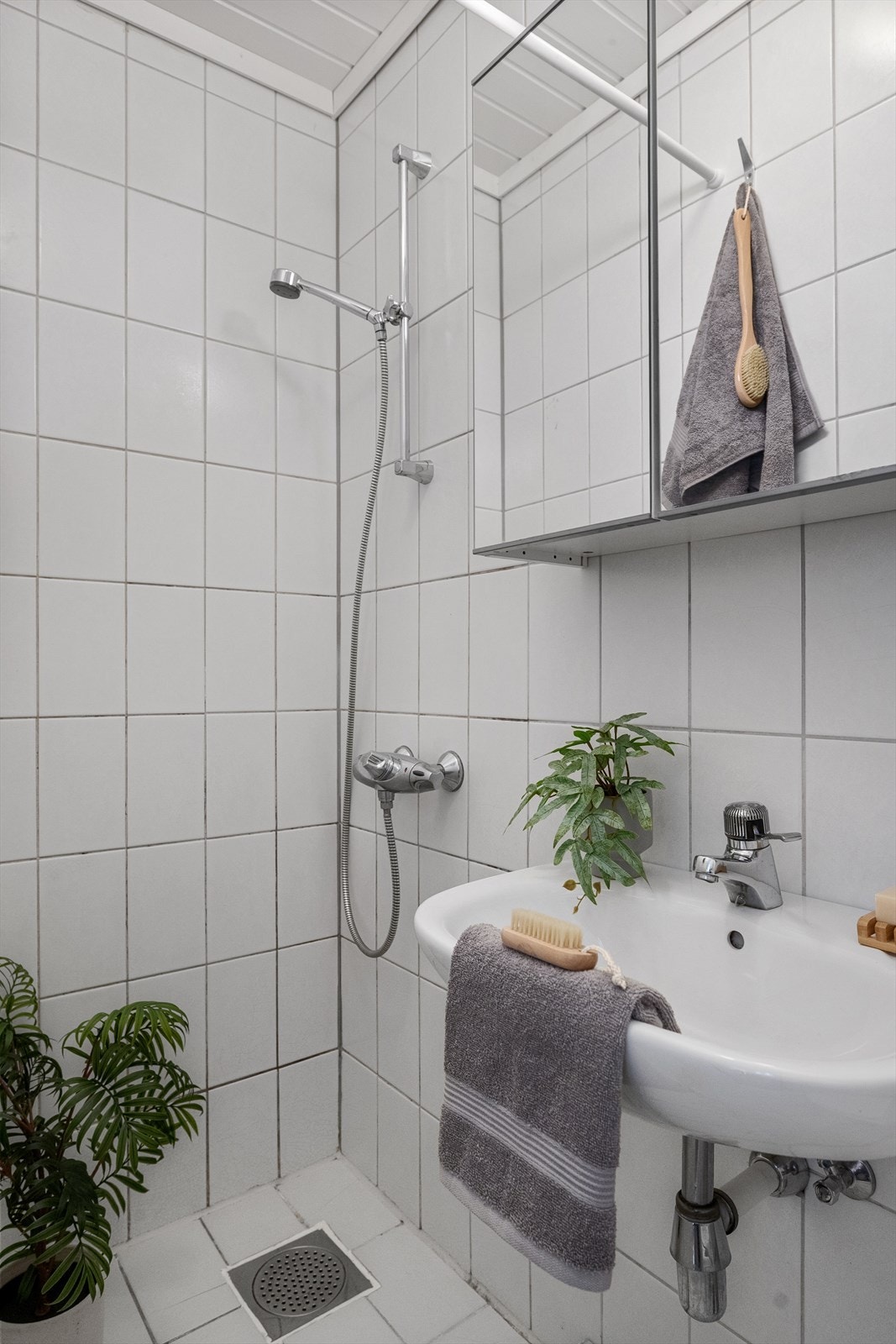 Baderommet er tidløst dog av eldre stand og oppgradering må påregnes for å nå dagens krav til standard Galleribilde