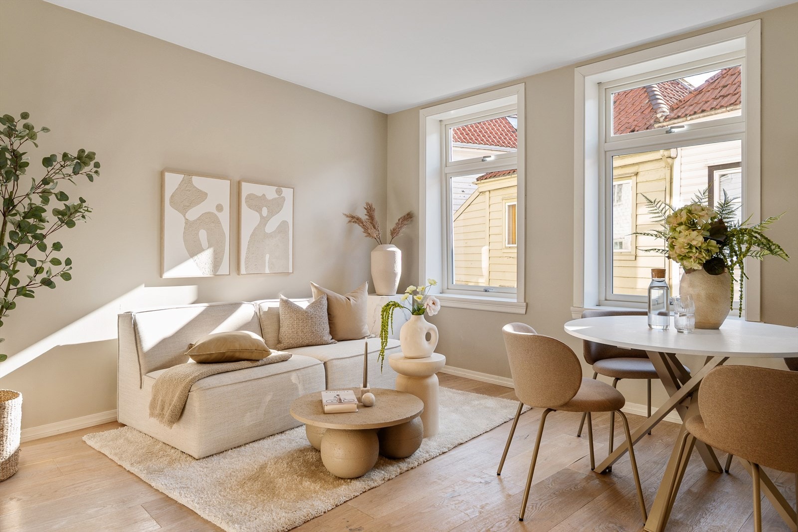 Velkommen inn til en lys og luftig stue, med generøse vindusflater som slipper dagslyset inn og skaper en god atmosfære i rommet Galleribilde