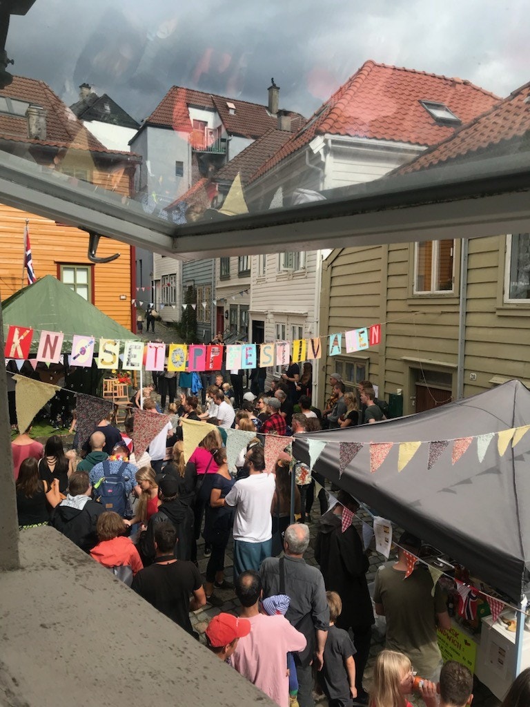 Dersom du ser masse vimpler, ballonger, plakater og mange glade mennesker i Knøsesmauet, så er det mest sannsynlig en Knøsetoppfestival som pågår - for en gate! Galleribilde