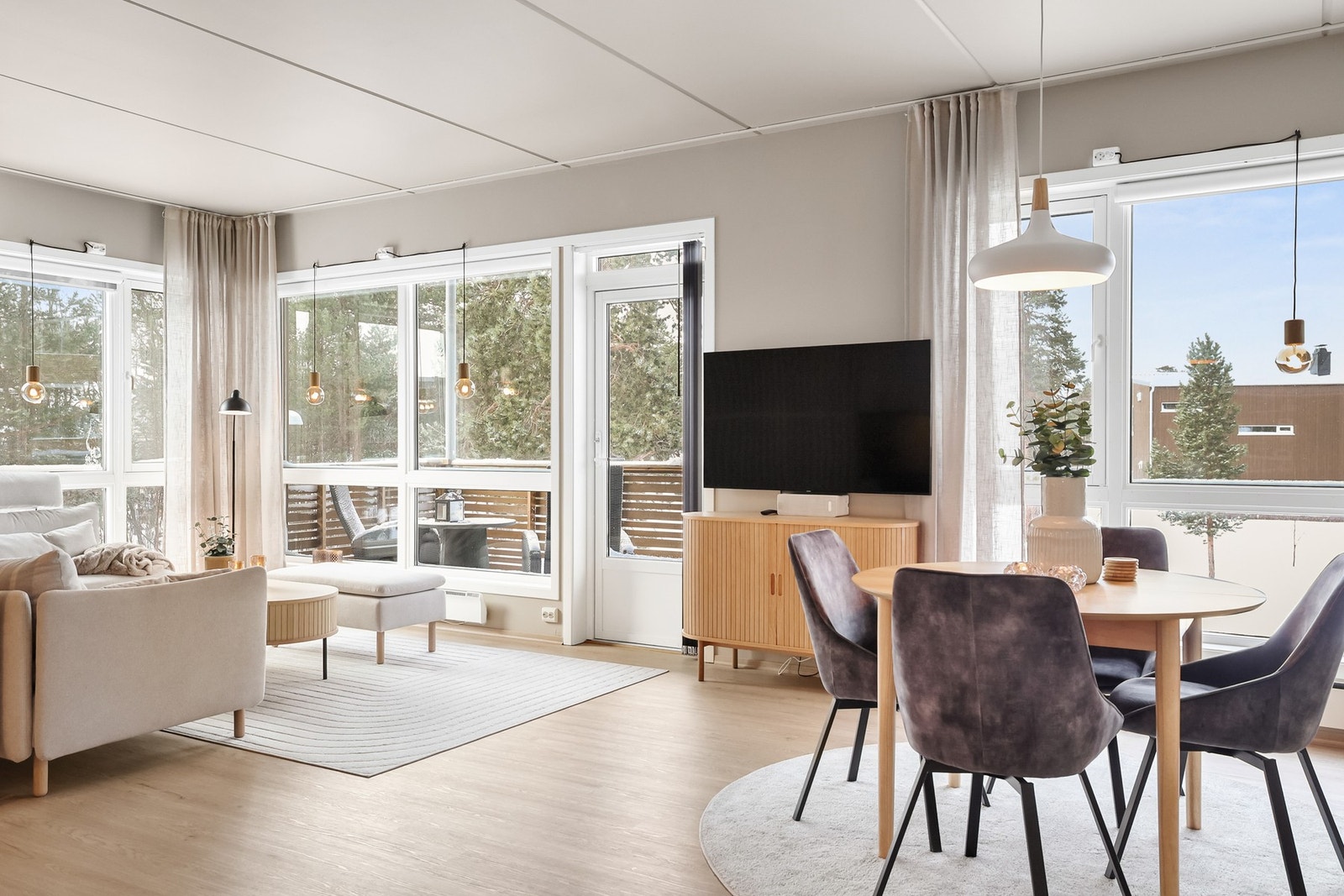 Stuen er lys og er malt i en behagelig og tidløs farge. Galleribilde