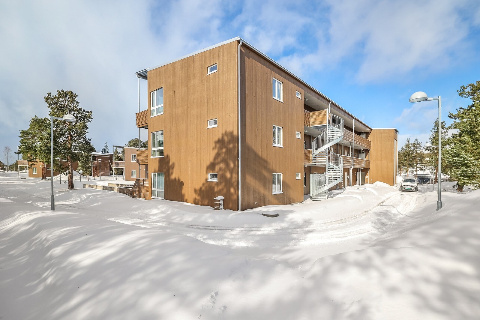 Det er adkomst med heis til felles svalgang på etasjeplan. Galleribilde