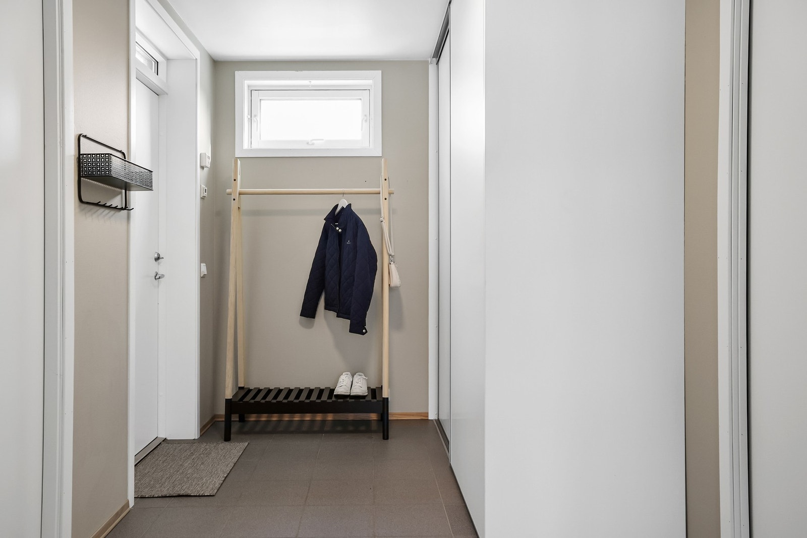 Leiligheten har en flott flislagt entré med skyvedørsgarderobe. Galleribilde