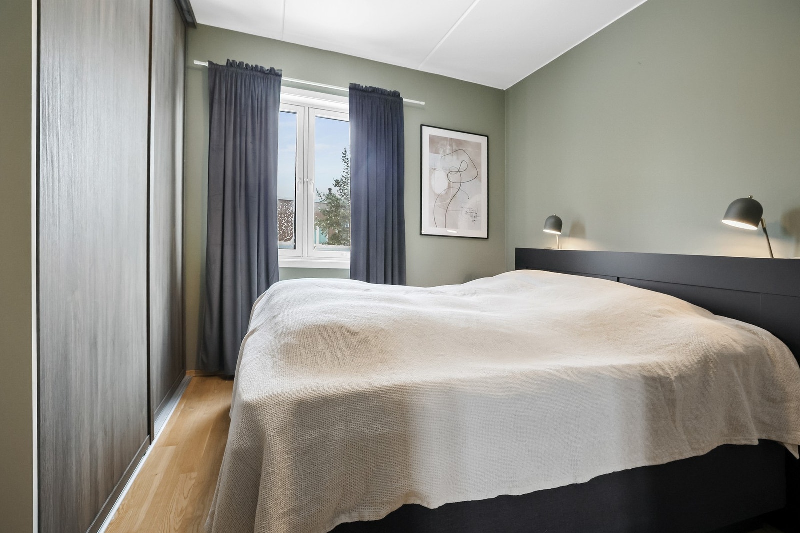 Rommet har en romslig skyvedørsgarderobe og eget bad. Galleribilde