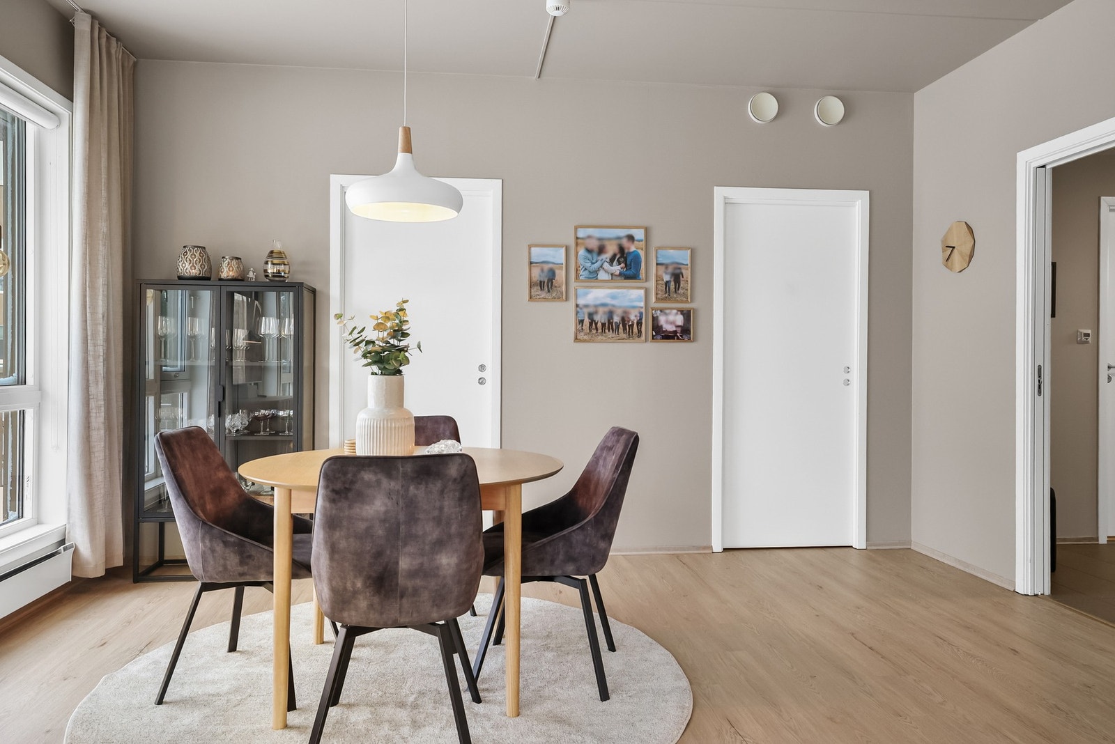 Mellom stuen og kjøkkenet er det plass til ei spisestue. Galleribilde