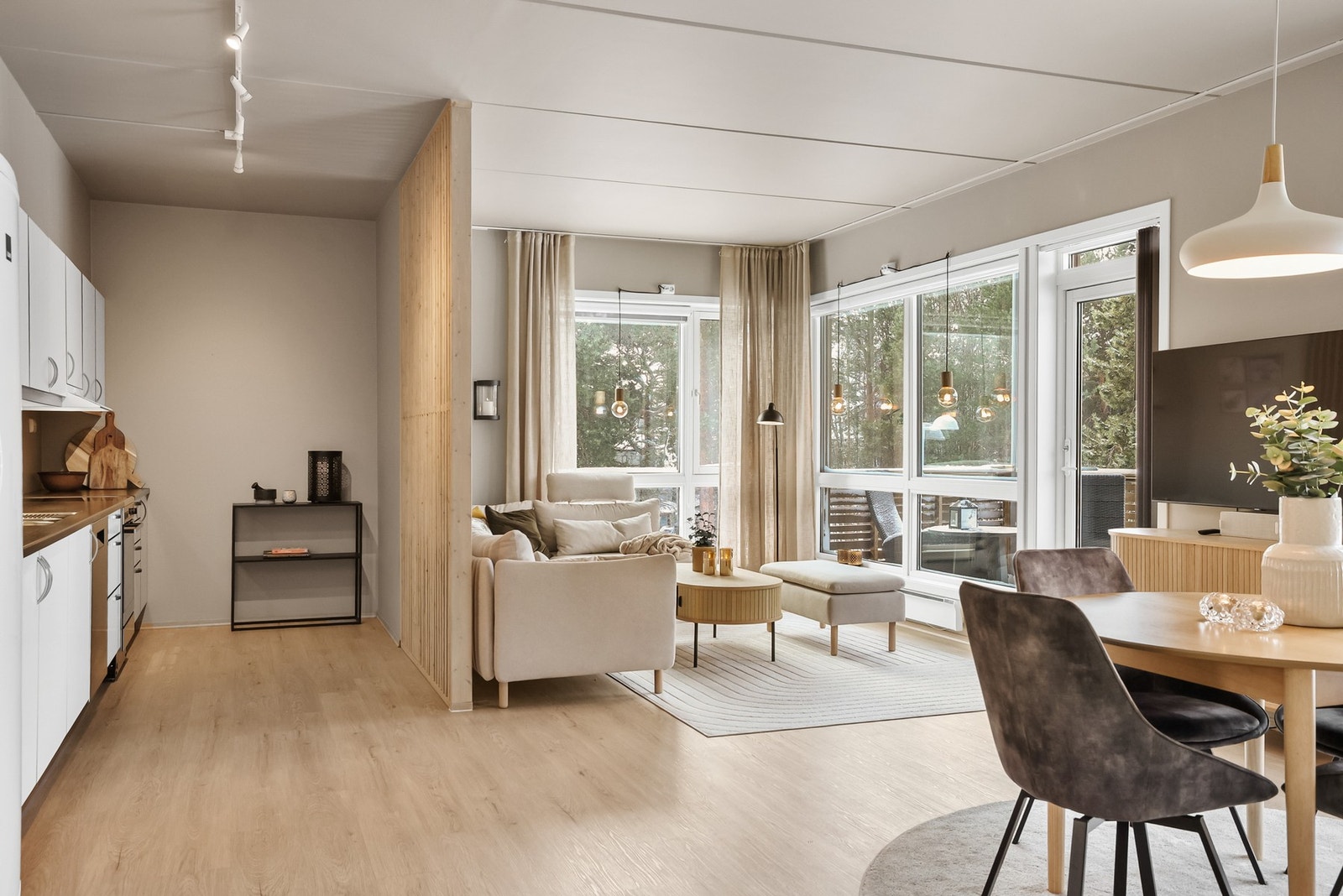Fra stuen er det utgang til balkong. Galleribilde