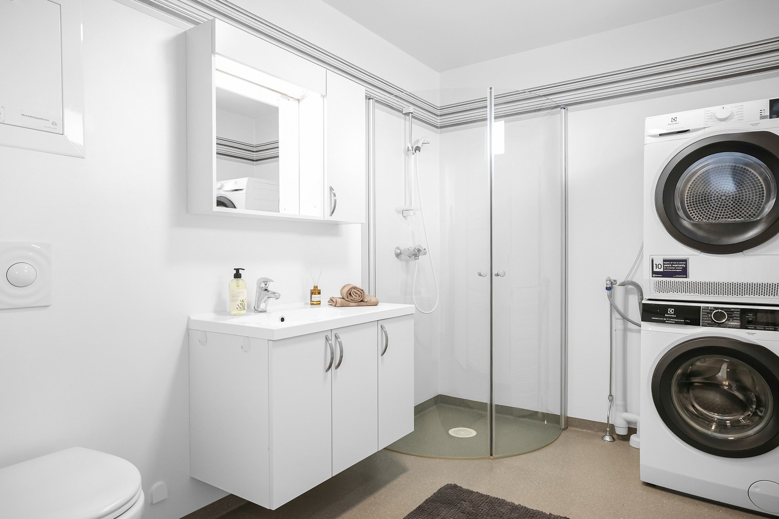 Boligen har to bad, hvorav en med adkomst fra soverom og det andre fra entré. Galleribilde