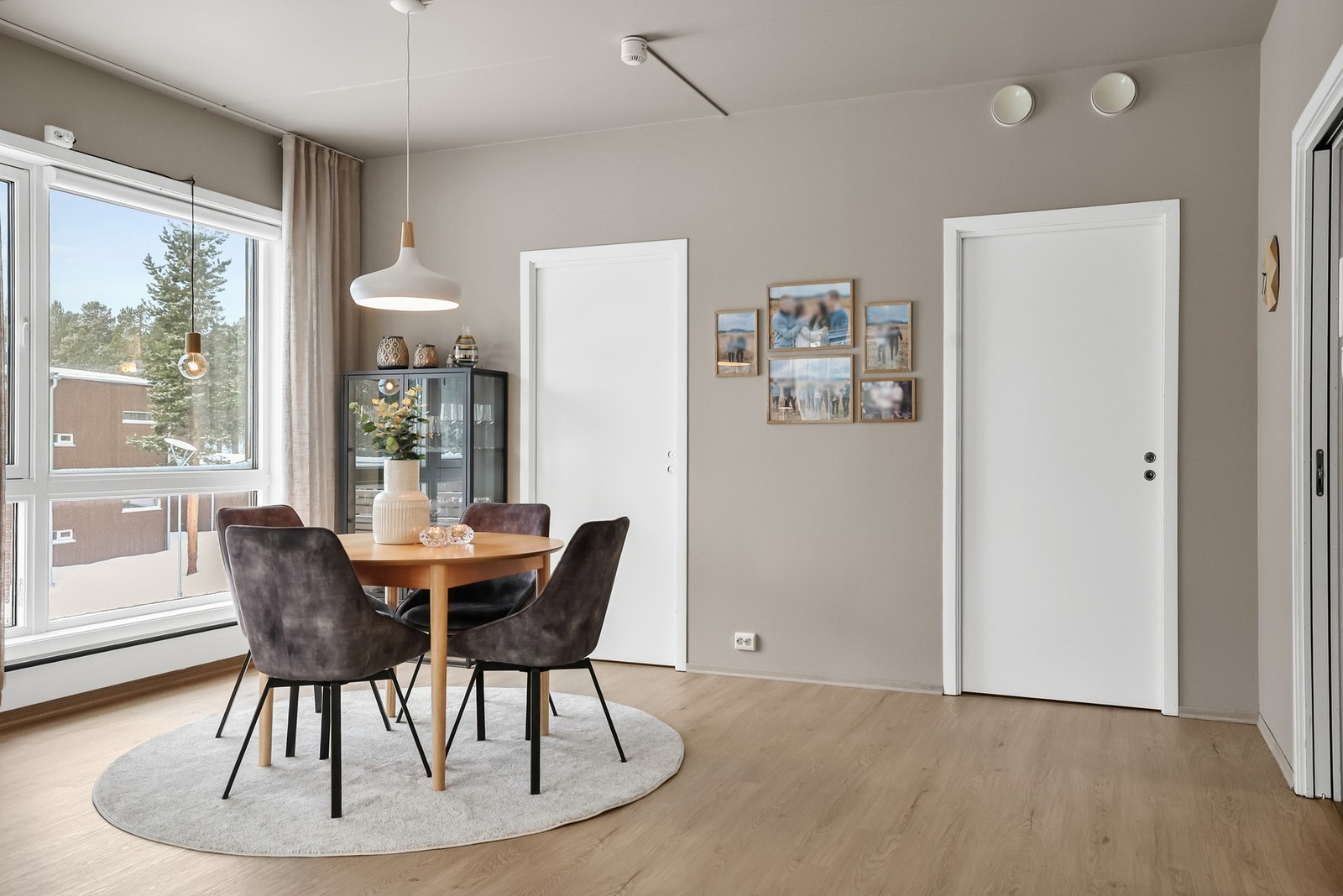 Fra stuen et det dør inn til det ene soverommet og en bod. Galleribilde