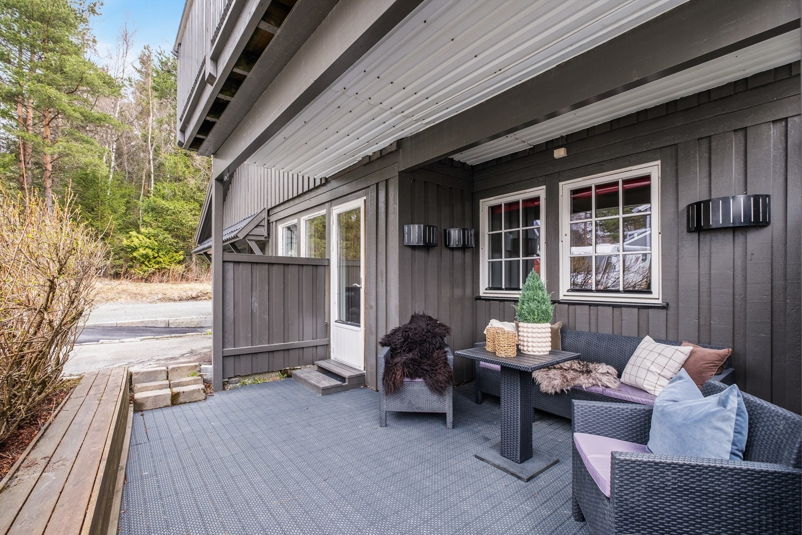 Det medfølger to faste parkeringsplasser på oppstillingsplass og det er i tillegg god plass i innkjørselen. Galleribilde