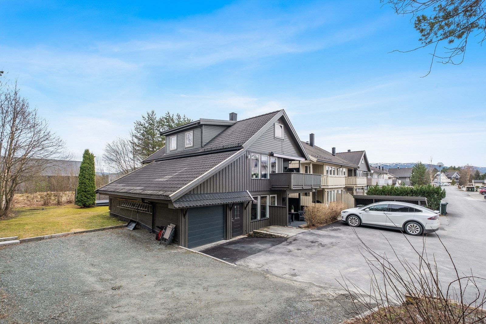 Velkommen til Sandmovegen 59 A - horisontaldelt tomannsbolig med familievennlig beliggenhet innerst i blindvei. Galleribilde