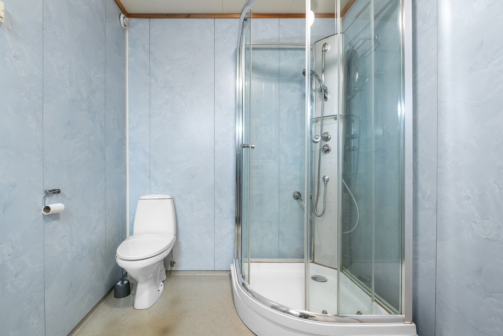 Badet er utstyrt med gulvvarme og ferdig opplegg for vaskemaskin, Galleribilde