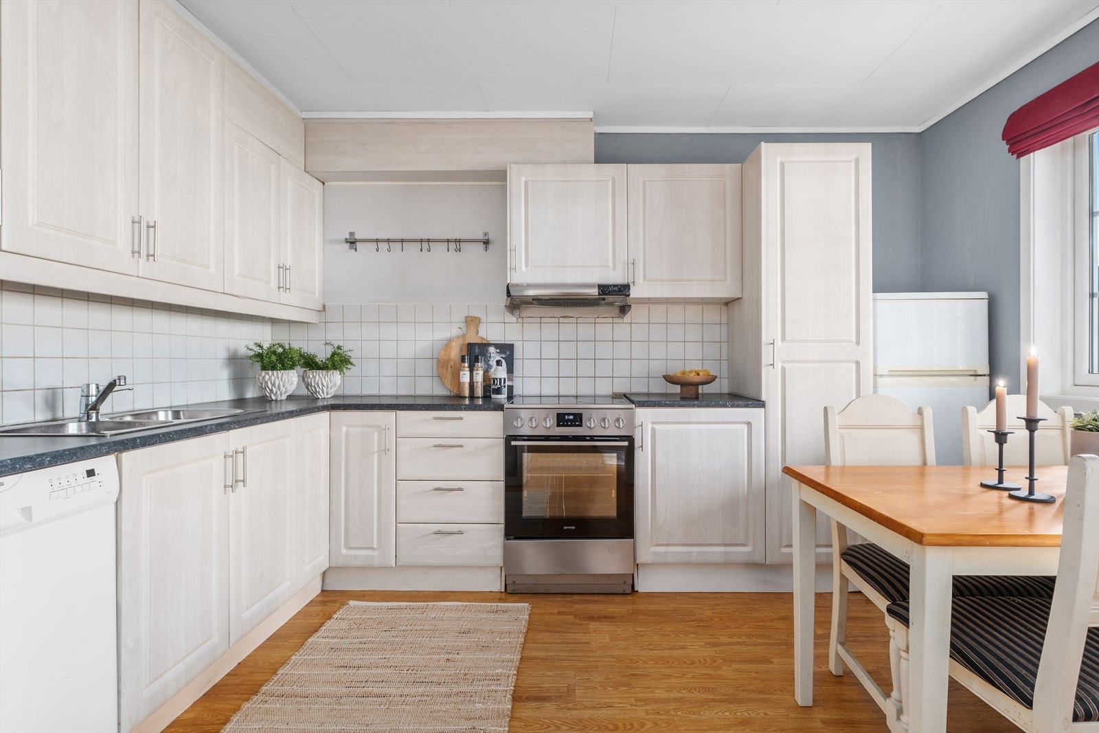 Rommet er på 10,4 kvm med god plass til egen spisegruppe. Galleribilde