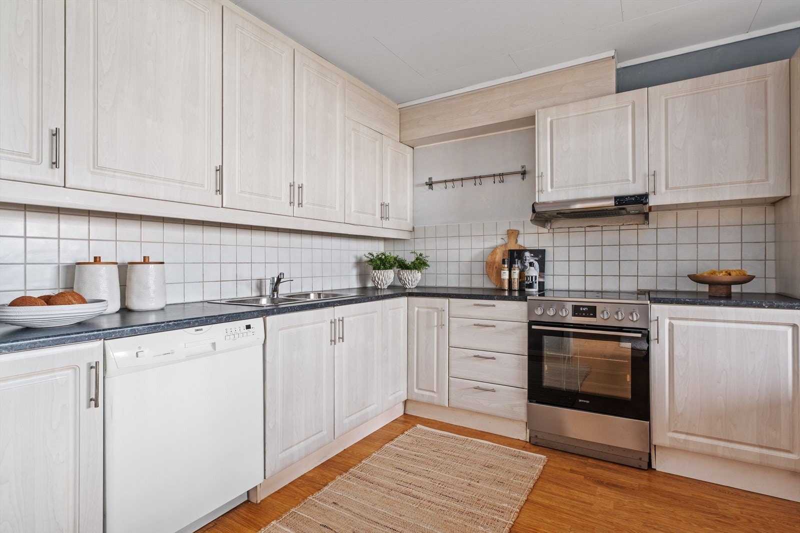 Kjøkkenet byr på mye skap- og benkeplass for oppbevaring. Galleribilde