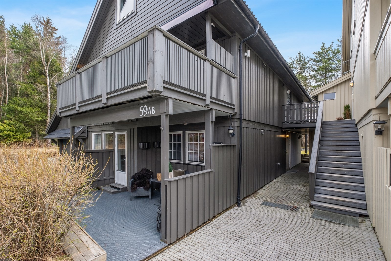 Boligen har en tilbaketrukket beliggenhet i første etasje, i et rolig og fredelig nabolag. Galleribilde