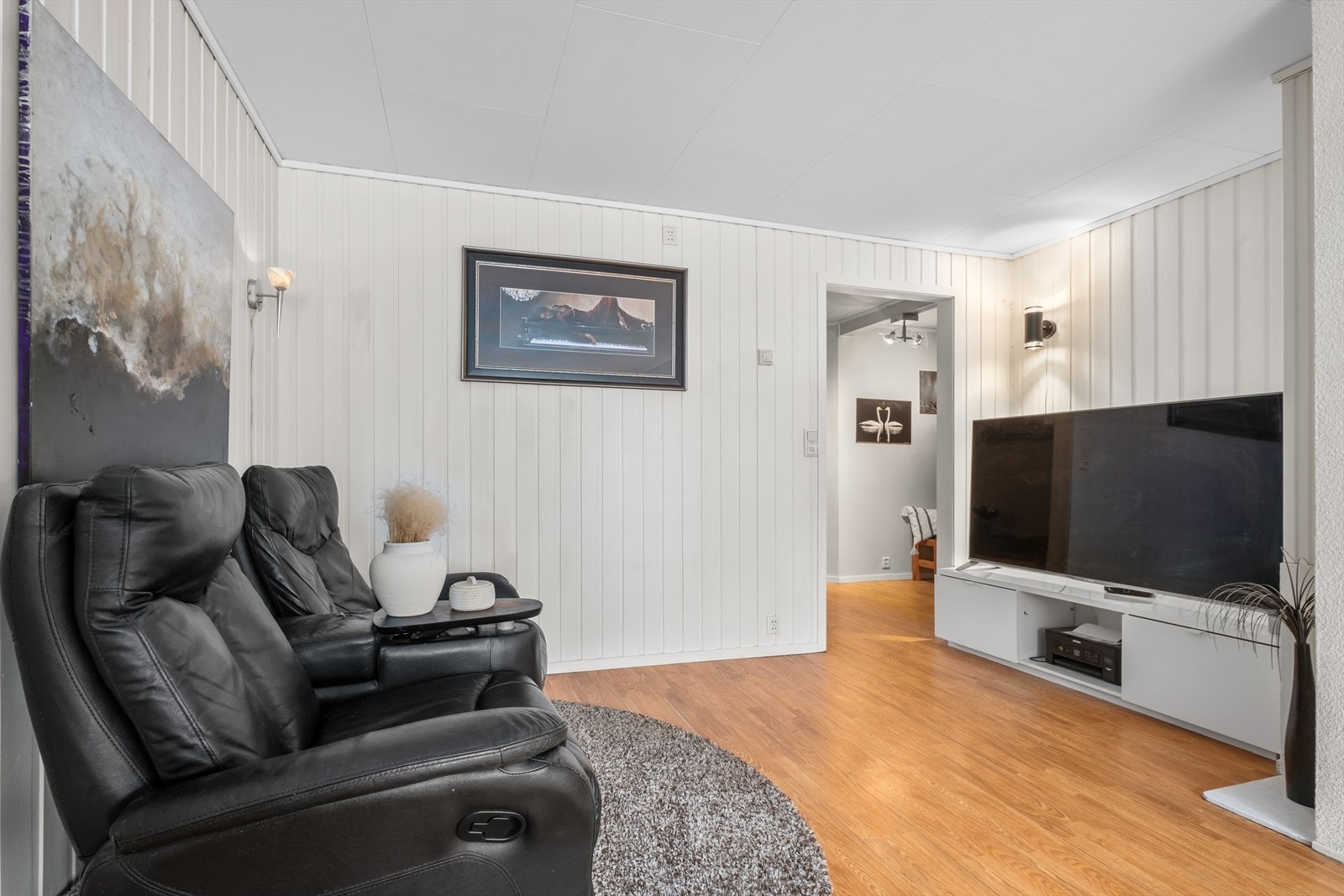 Boligen varmes opp via gulvvarme og panelovner. Galleribilde