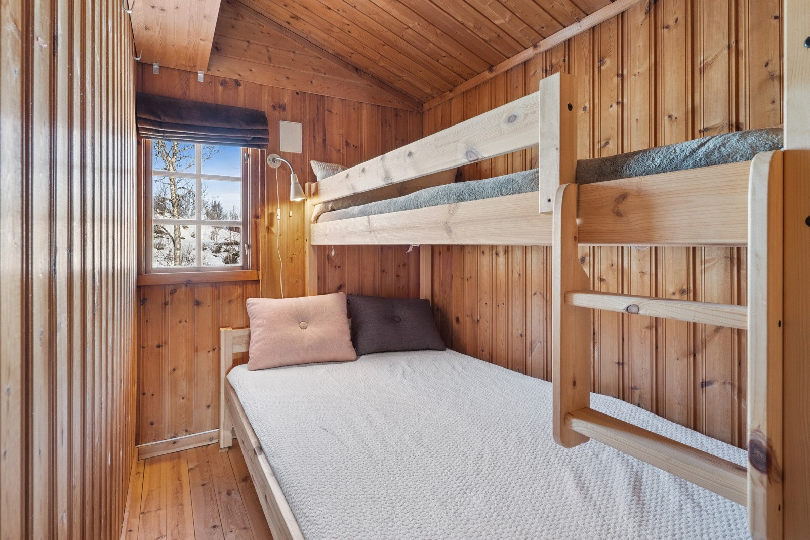 Soverom på ca. 4 kvm med køyeseng som medfølger handelen. Galleribilde