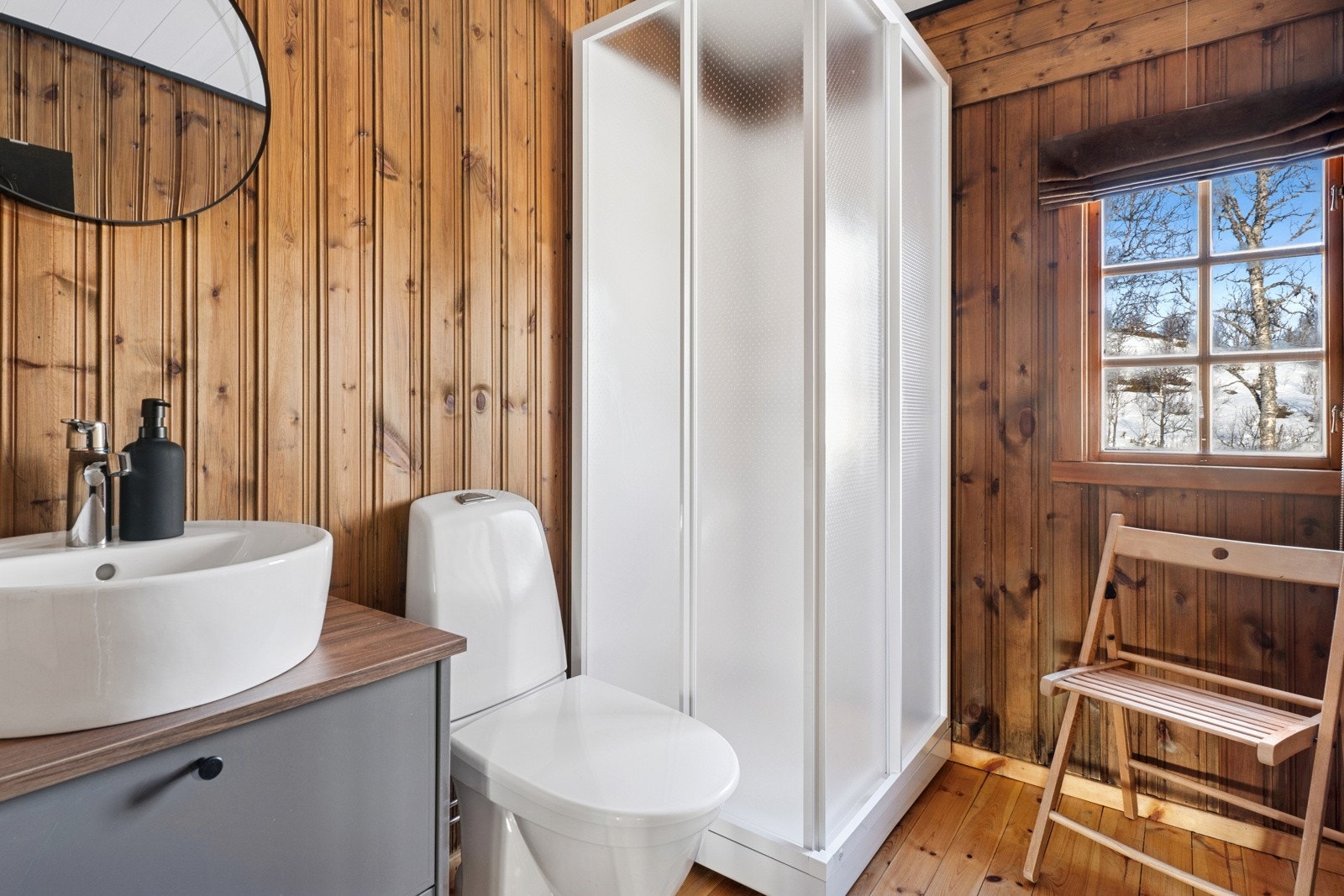 Bad fra 2025 med toalett, servant med underskap og dusjkabinett. Galleribilde