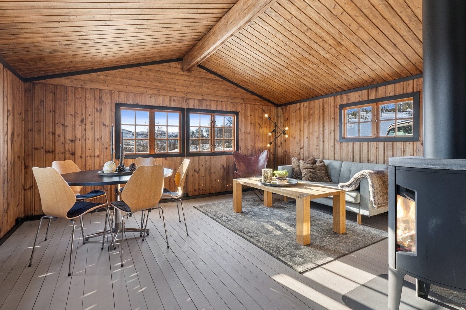 Stue er nyoppusset med beis på vegger og tak samt nymalte gulv. Galleribilde