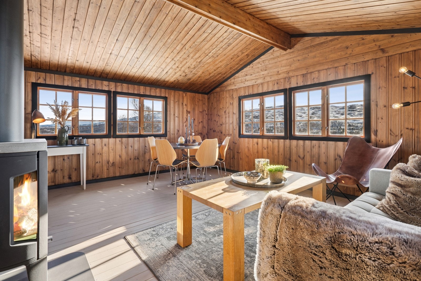 Det er satt inn ny stålpipe og ny peisovn. Galleribilde