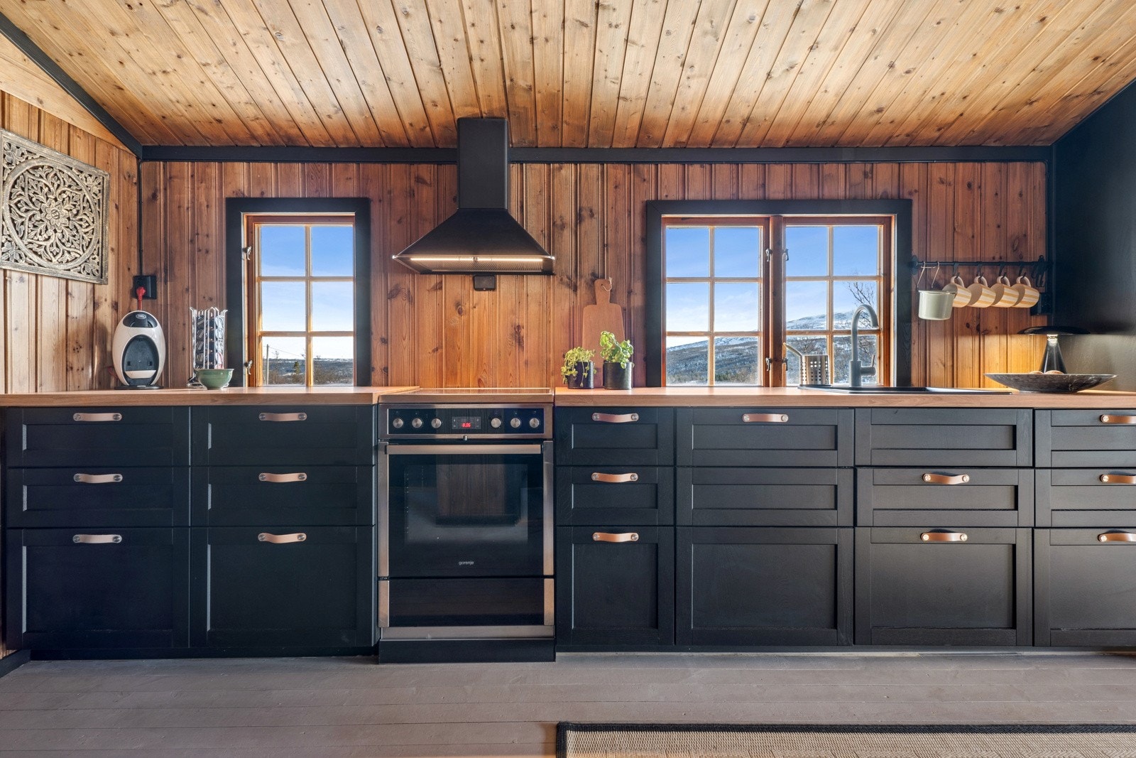 Kjøkken har integrert oppvaskmaskin, frittstående komfyr og kjøleskap med fryser. Hvitevarer medfølger handelen. Galleribilde