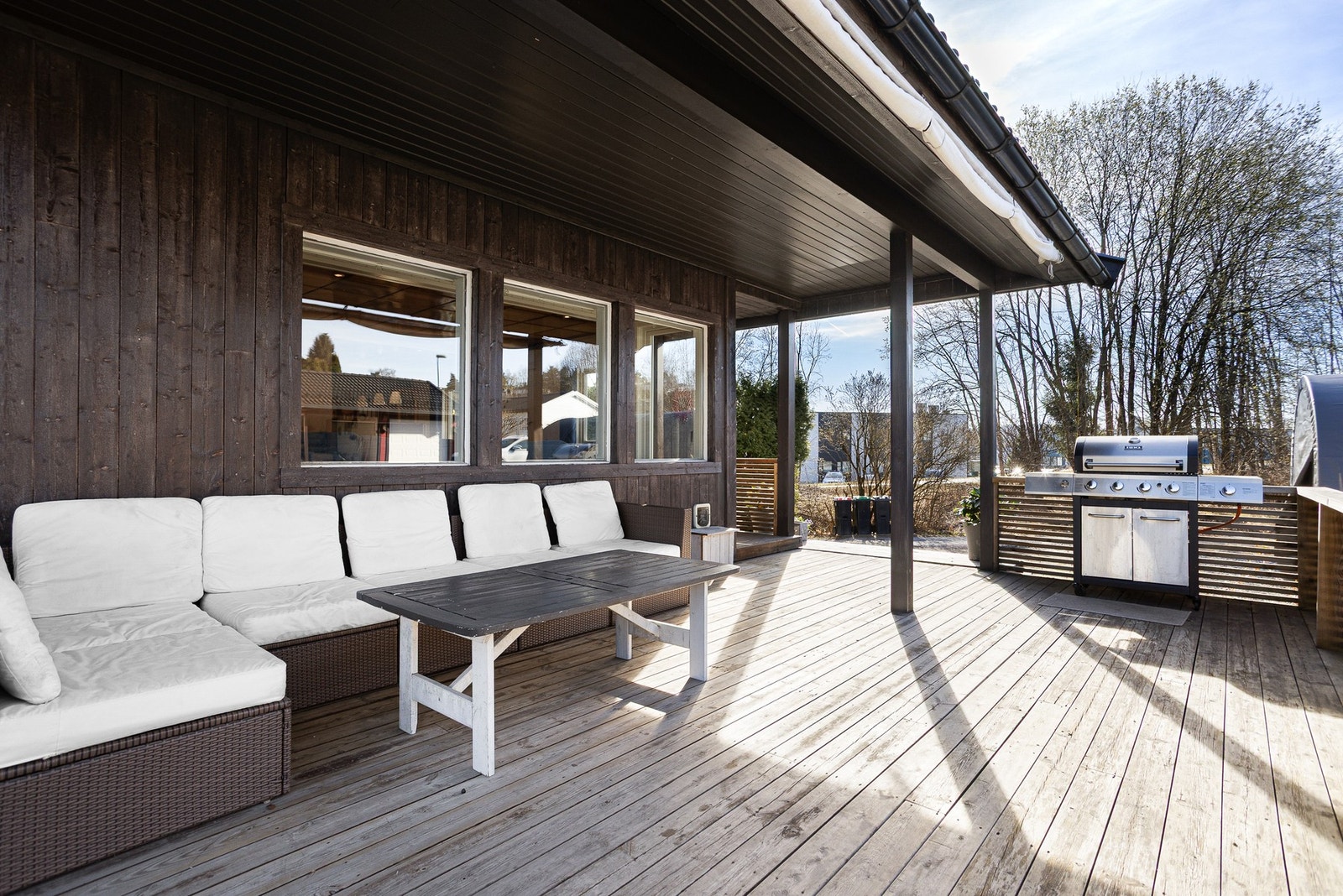 Uteplassen er en av boligens store fordeler - her får du to store terrasser, hvor du kan nyte solen til den går ned i vest. Galleribilde