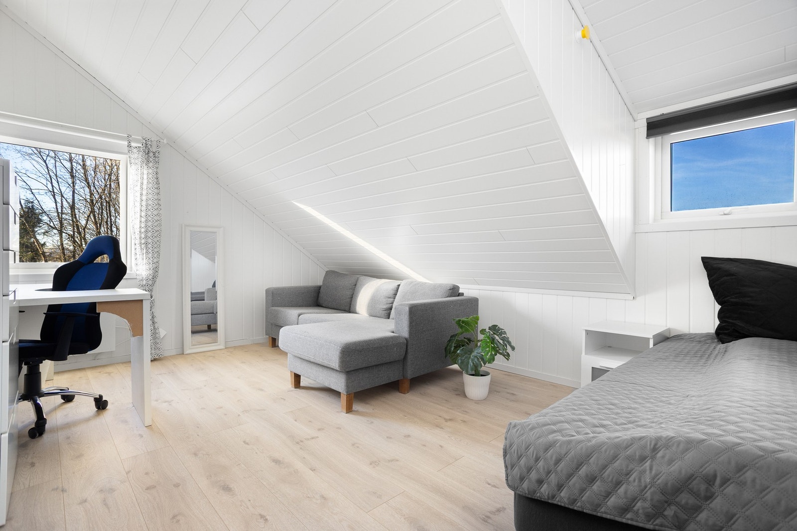 Soverom IV med både plass til dobbeltseng og sofagruppe Galleribilde