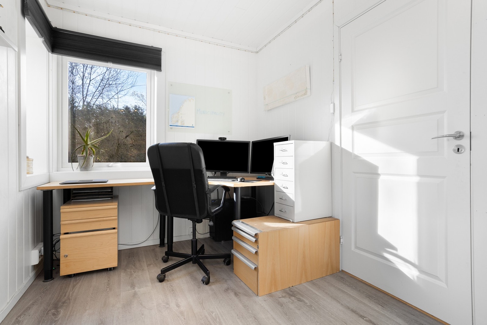 Kontor ved inngangsdør - Romslig og fine lysforhold Galleribilde