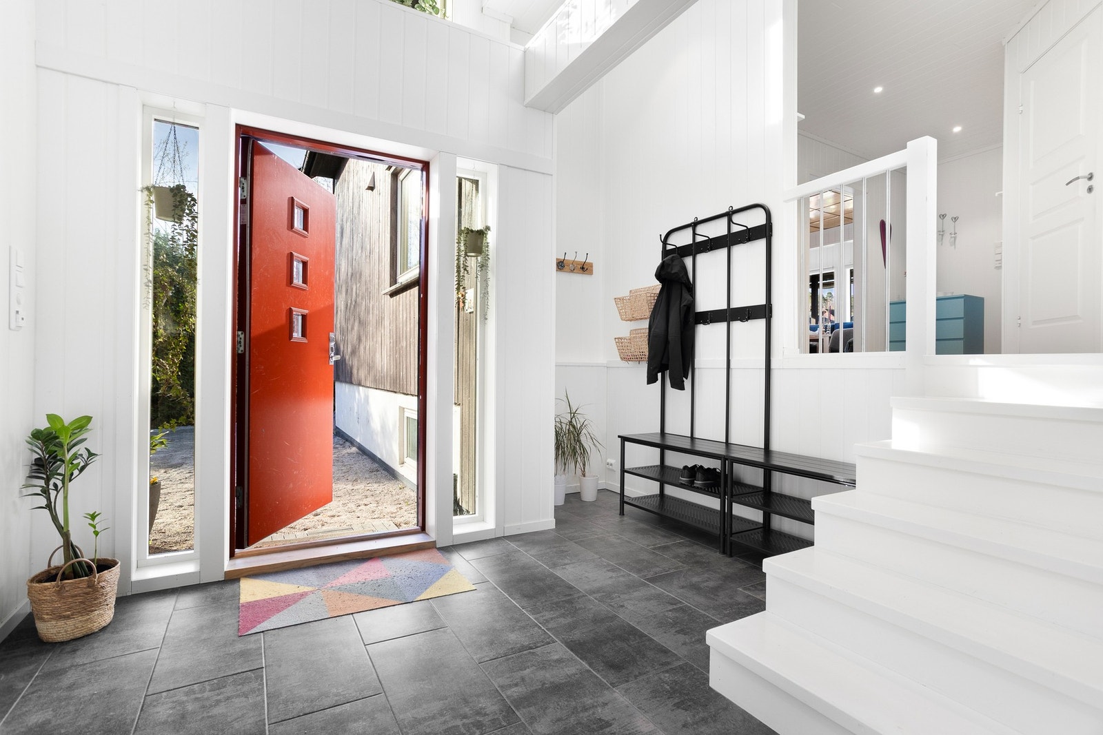 Romslig gang med tilhørende kontor, bod og utgang til hage Galleribilde