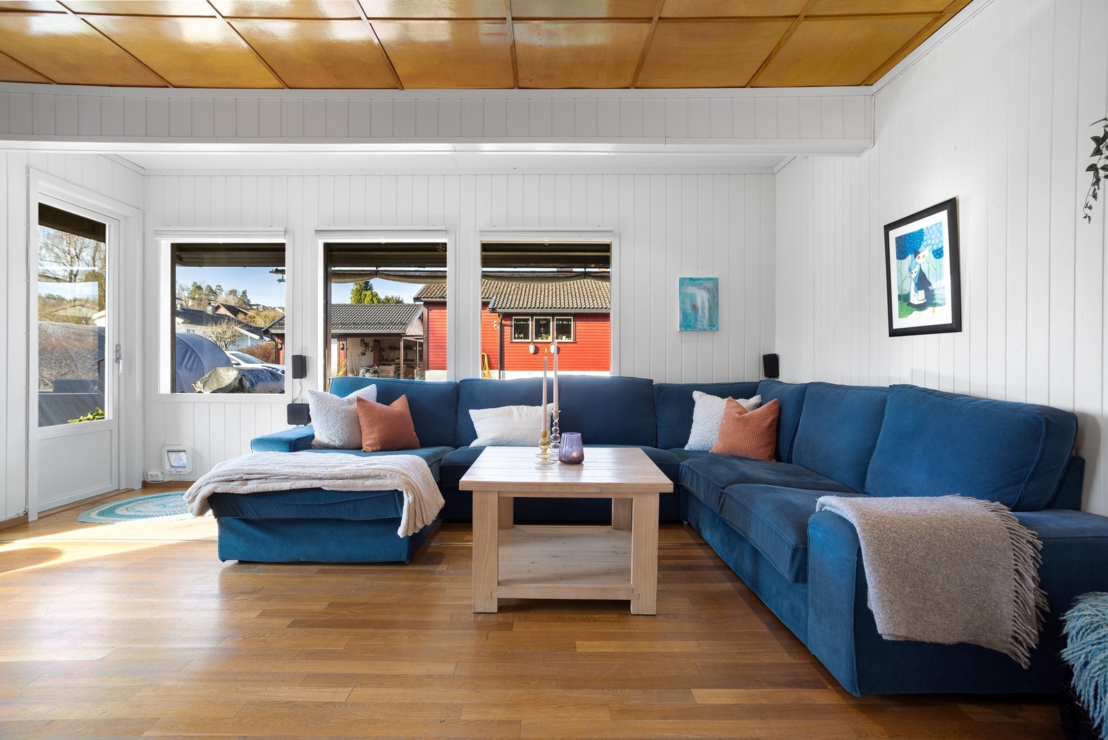 Varmepumpe og vedovn gir godt med varme, og er kostnadseffektivt. Galleribilde