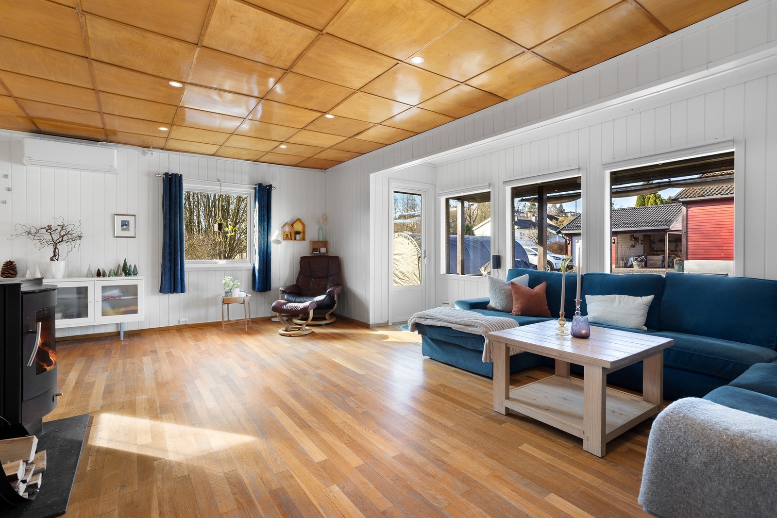 Romslig stue med plass til flere sittegrupper, samt spisestue. Galleribilde