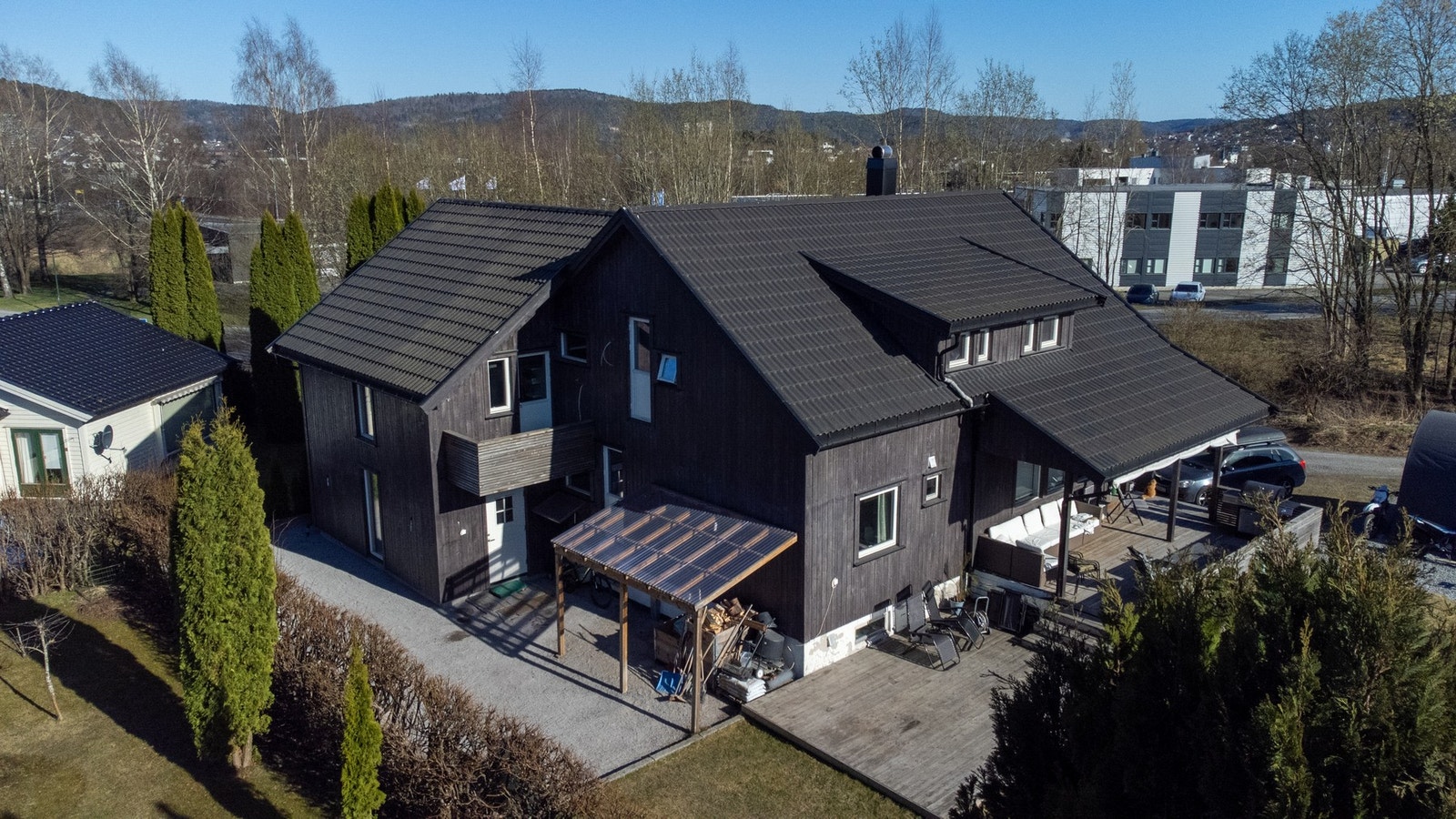 Her bor du med kort vei til både barne- og ungdomsskole, med en trygg skolevei som inkluderer gangvei og undergang. Meget hyggelige naboer, noe som gjør dette til et flott sted å slå seg til ro. Galleribilde