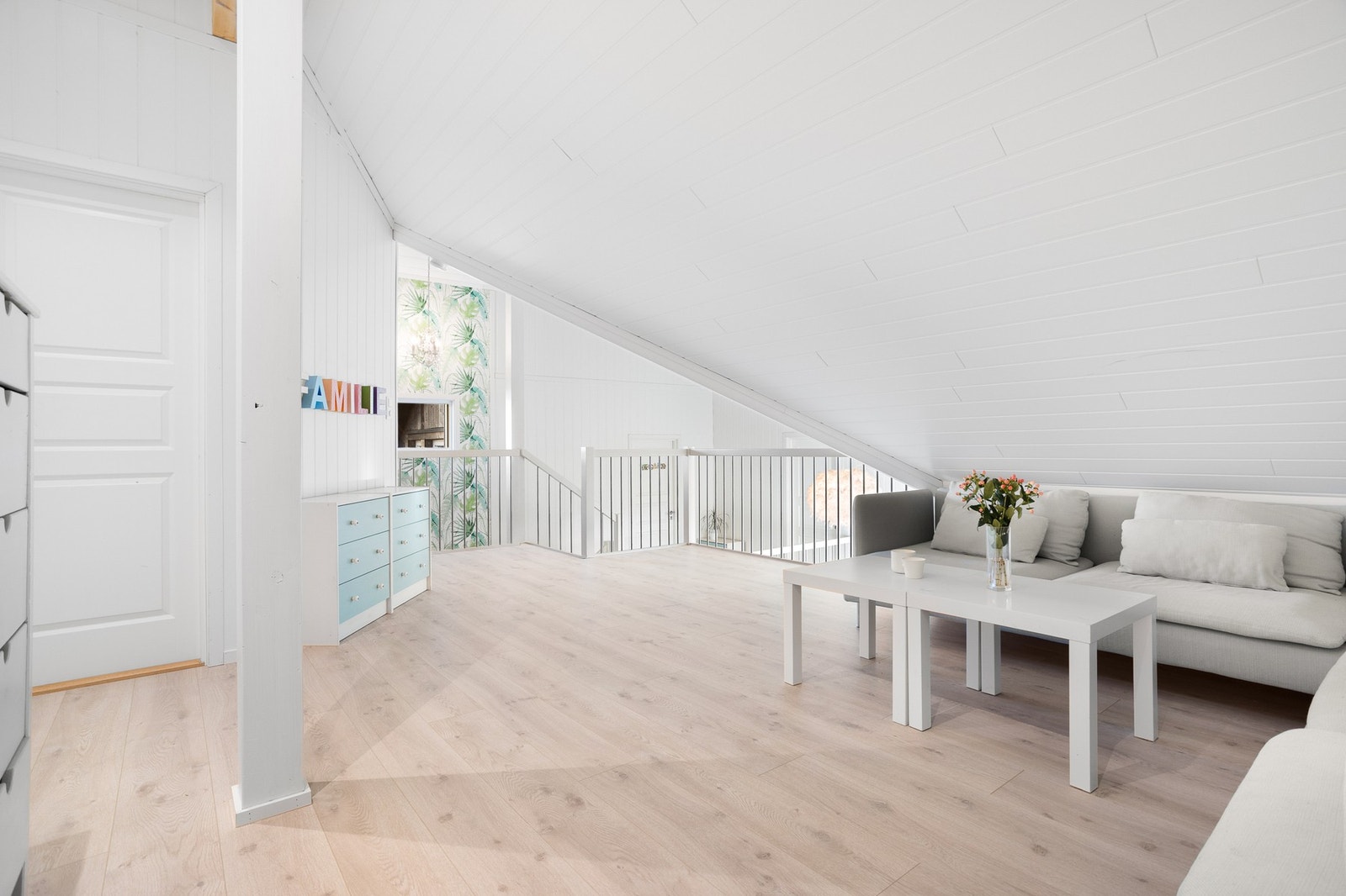 Romslig Stue på mellomplan som er innredet med sofagruppe Galleribilde