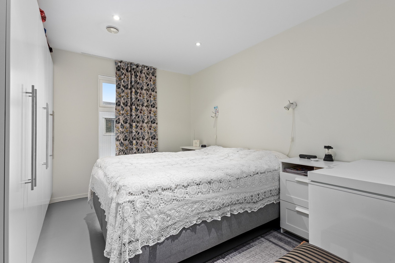 Romslig med en garderobeskap på den ene langveggen. "minste" soverommet på 11 kvm. Galleribilde