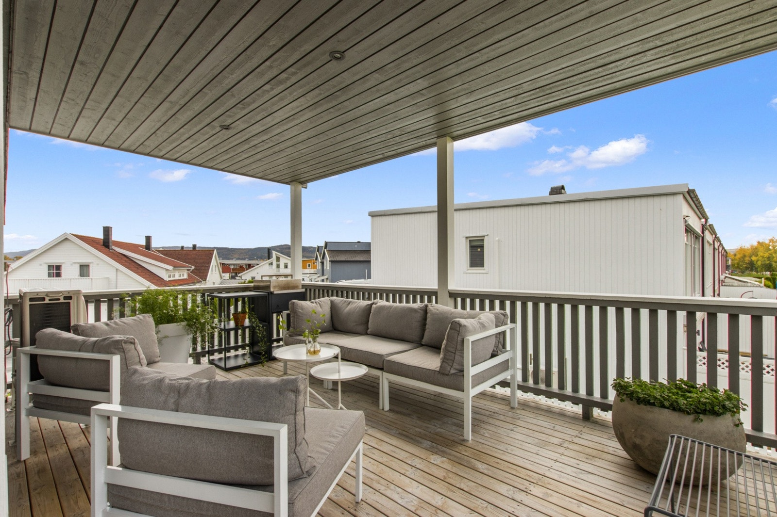 Stor terrasse der hjørnet peker mot vest. Galleribilde