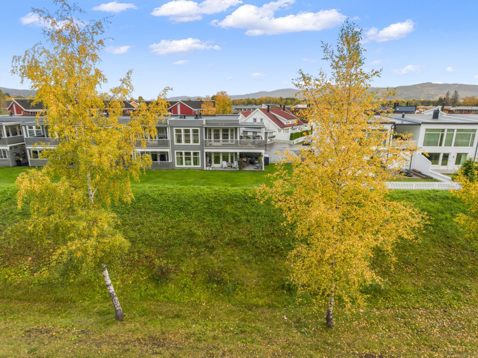 Ingen bygg på fremsiden. Skjermet beliggenhet. Galleribilde