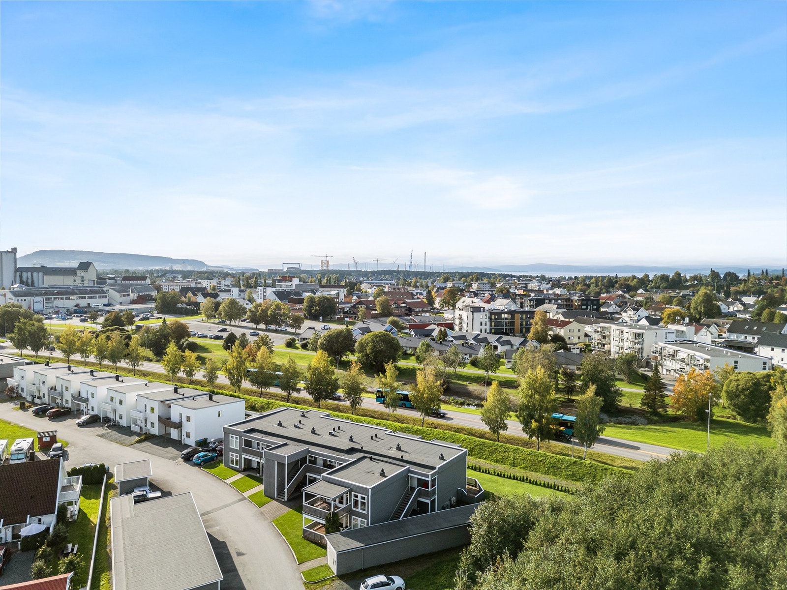 Oversikt over bygget fra inngangsparti. Garasjene ligger til venstre. Galleribilde