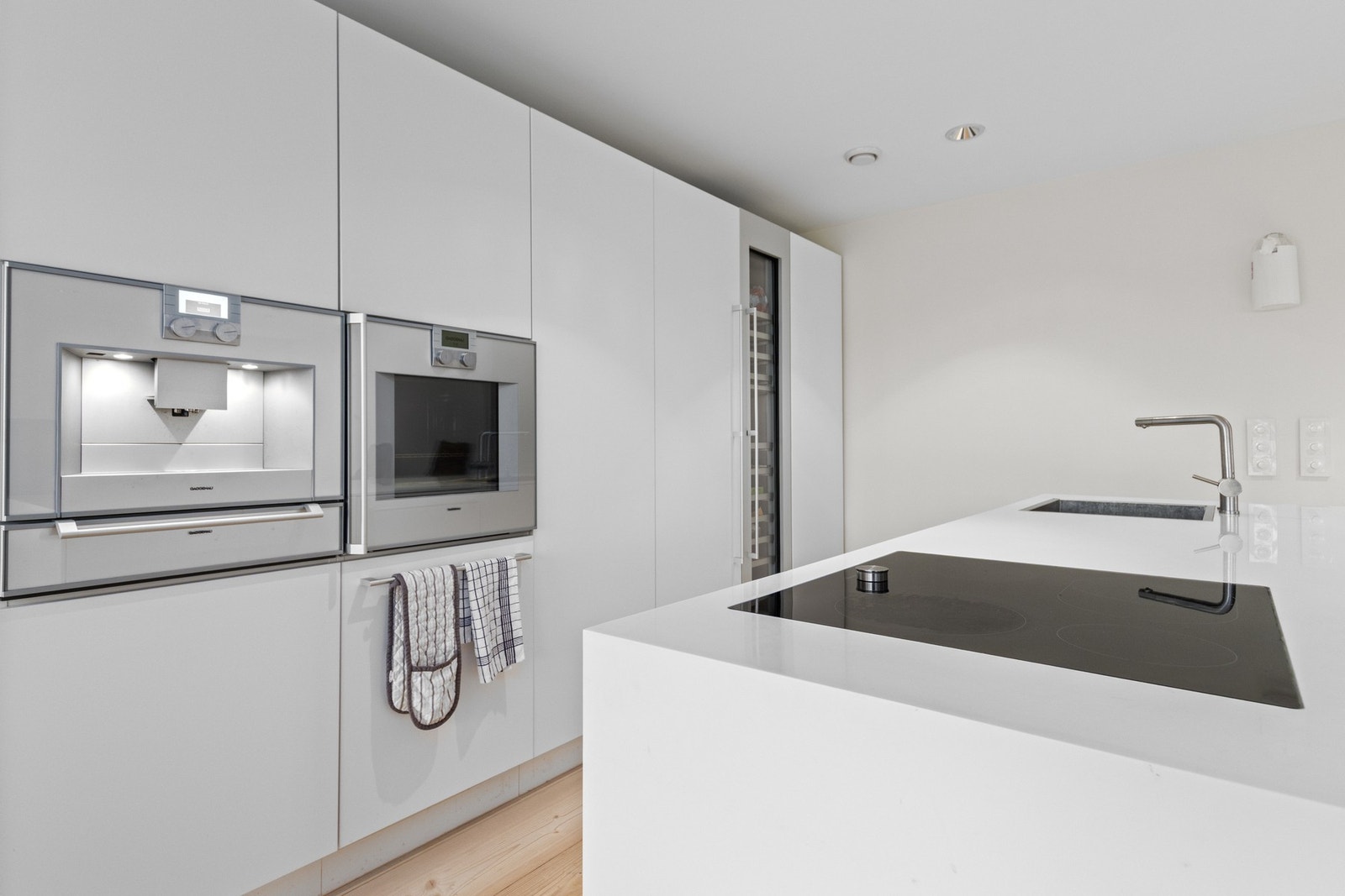 Påkostet multiform kjøkken med innebygde hvitevarer fra Gaggenau. Godt med skapplass både på kjøkkenøyen og i høyskap. Galleribilde