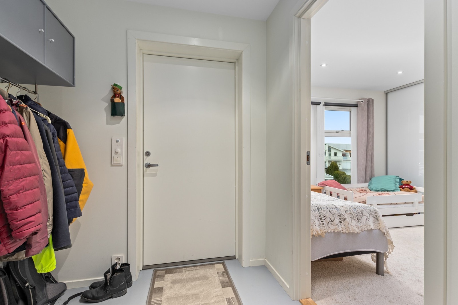 Vindfang som har god plass til klær og sko. Galleribilde