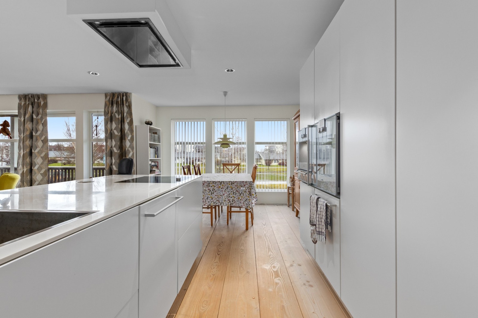 Kjøkken mot spisestue. Galleribilde