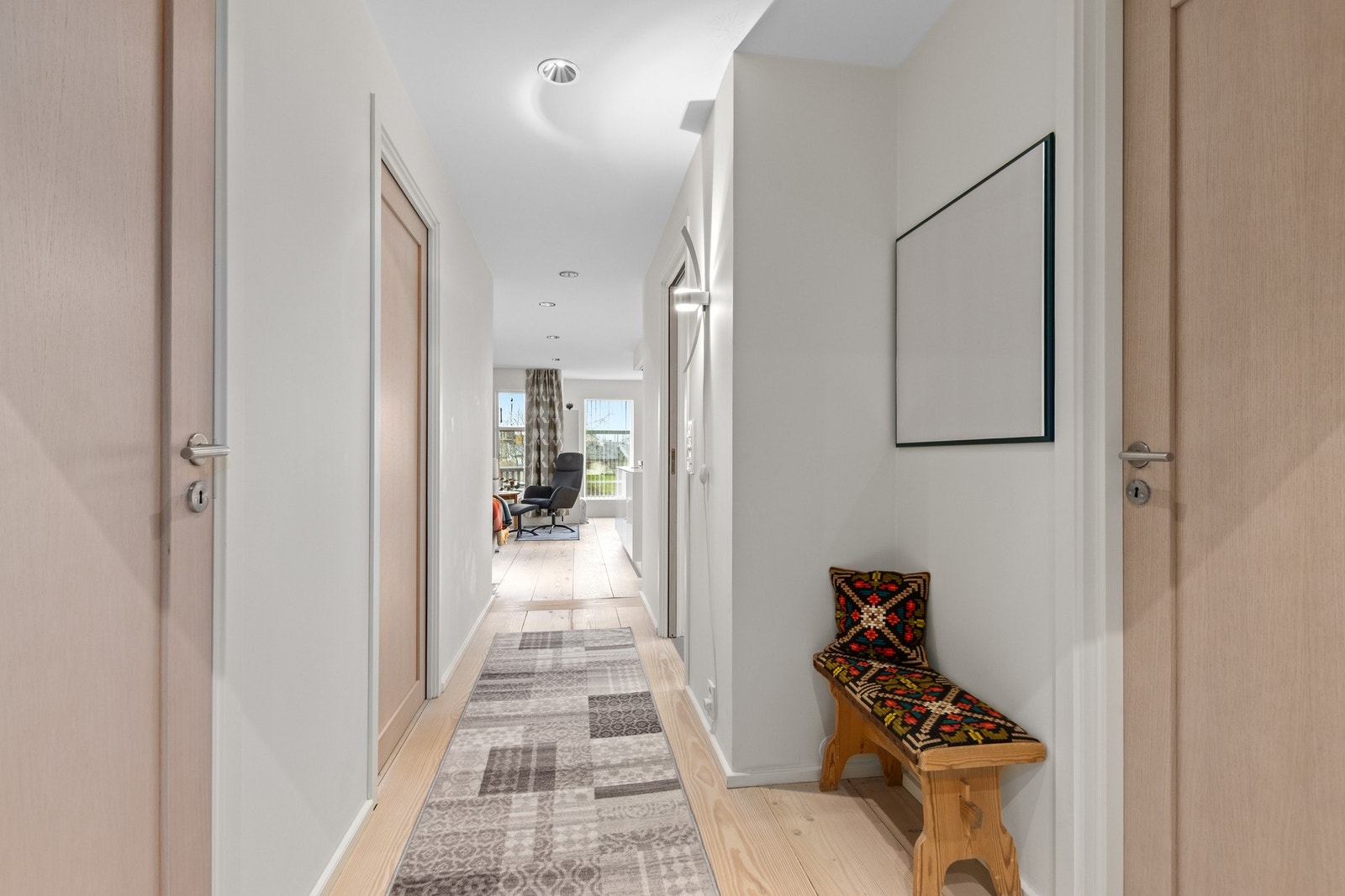 Gang. Heltre plankegulv som er importert fra Danmark. Heltre innerdører. Galleribilde