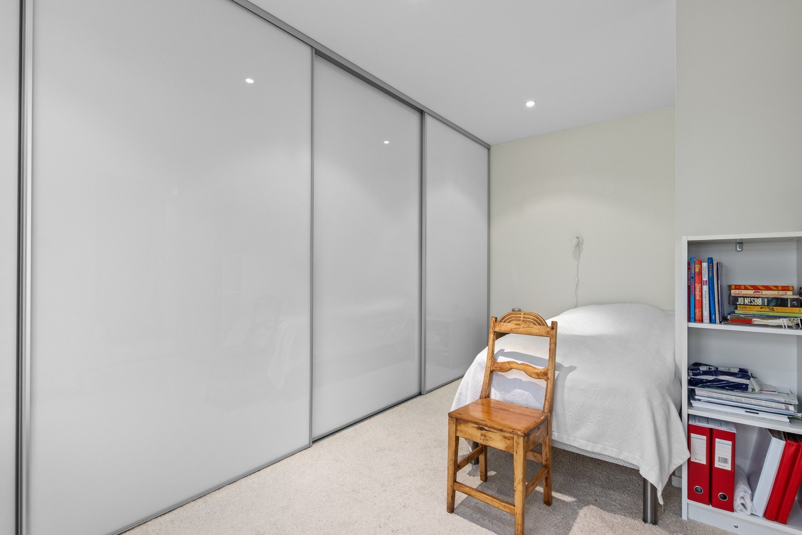 Svær skyvedørsgarderobe. Galleribilde