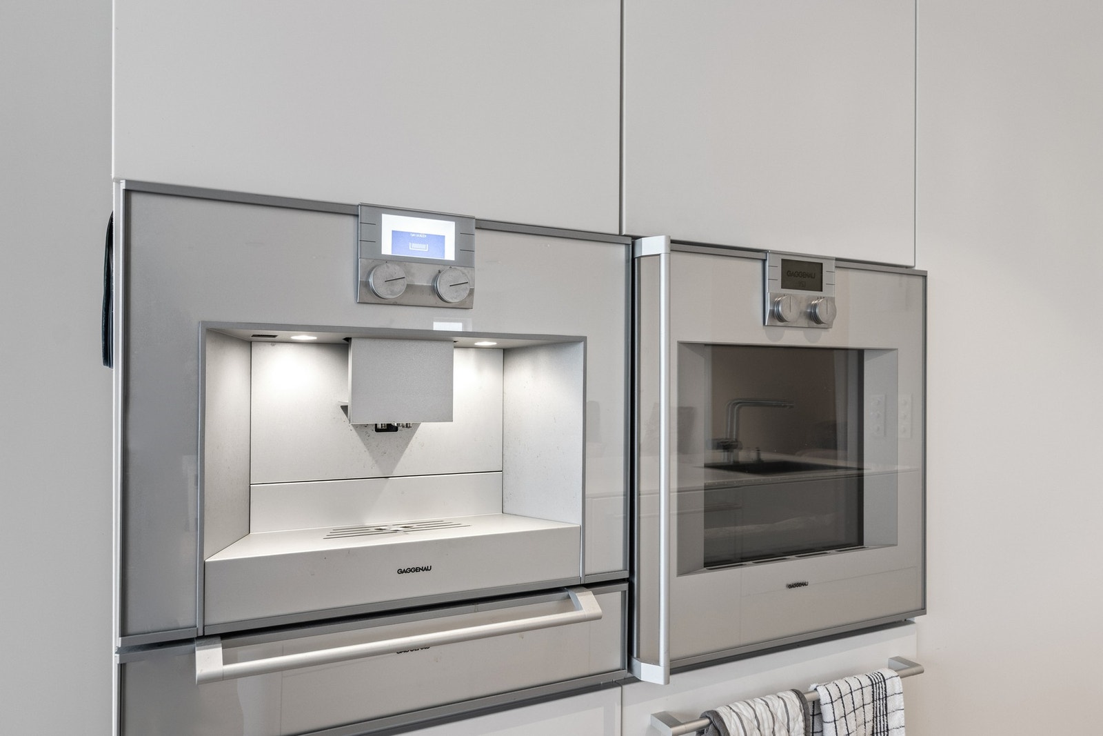 Påkostet Gaggenau hvitevarer. Kaffemaskin, stekeovn, vinskap og steketopp. Galleribilde