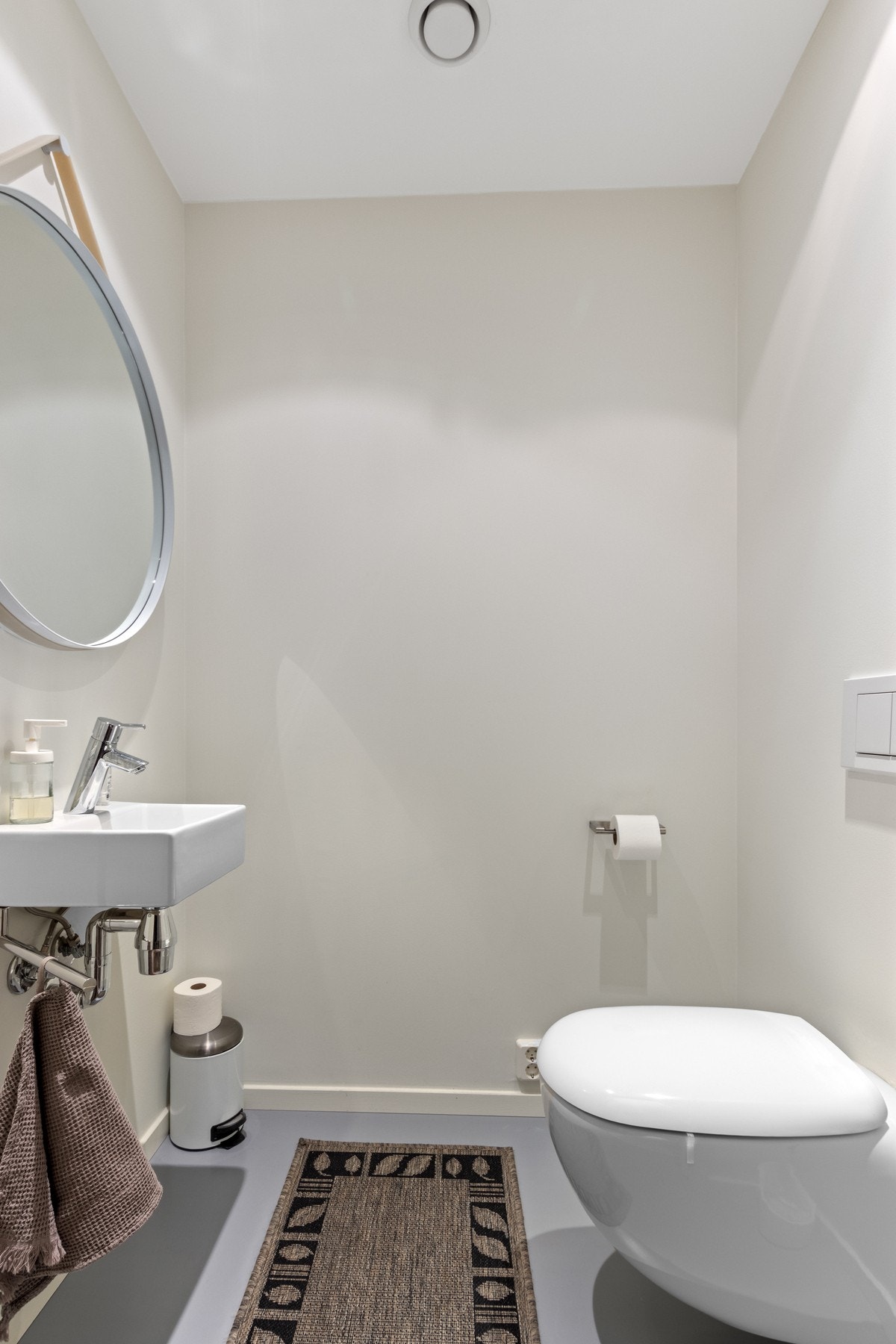 Eget gjestetoalett. Vegghengt. Galleribilde