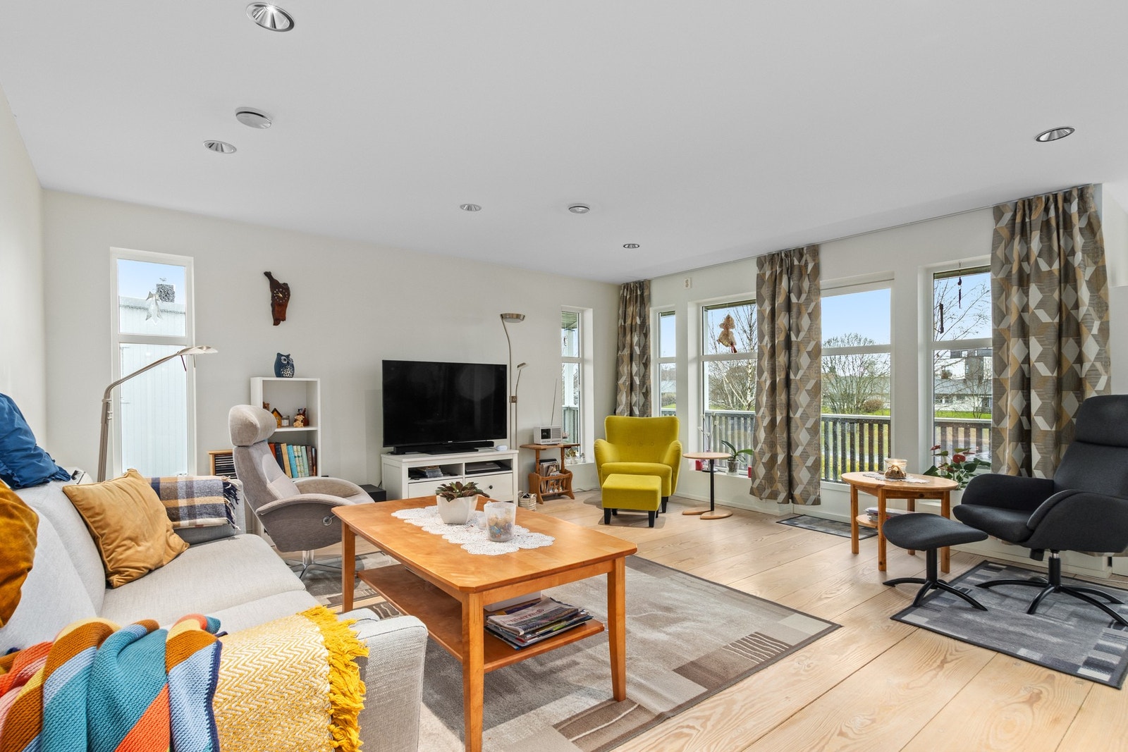 Stue. Heltre plankegulv. Brede og lange bord. Galleribilde