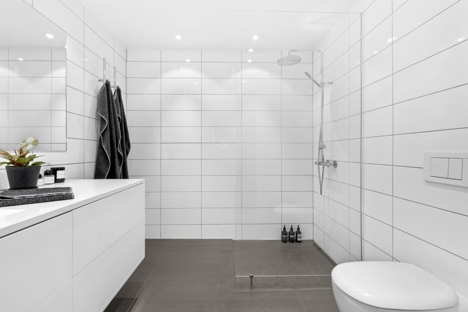 Stort bad med romslig kjøkkeninnredning. Galleribilde