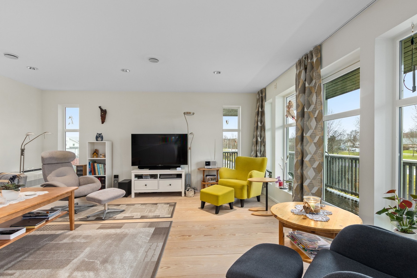 Romslig stue med innfelte spotlights i tak. Galleribilde