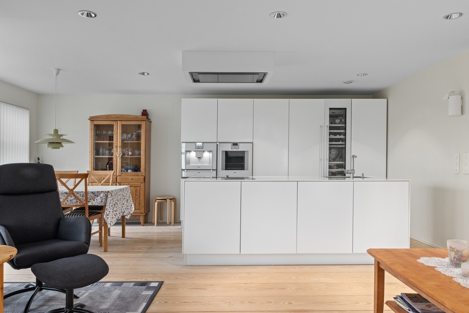 Kjøkken sett fra stuen. Godt med lagringsplass. Galleribilde