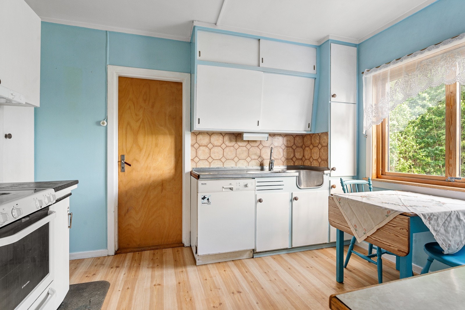 Kjøkken med godt med skapplass Galleribilde